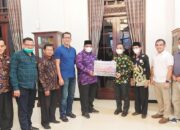 Bupati Padangpariaman Serahkan Bantuan Gunung Semeru Rp 150 Juta