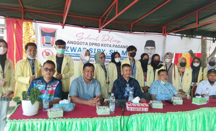 ANGGOTA DPRD Azwar Siry bersama Lurah Kampung Lapai, Kecamatan Nanggalo Yos Deki, Ketua LPM Kelurahan Kampung Lapai, Soni dan Mahasiswa KKN kampus UNP Angkatan 2019 foto bersama usai reses I Tahun 2022.