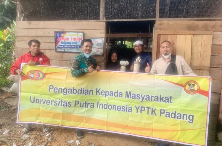 Pengabdian Tim Dosen UPI YPTK Padang, Sofika Enggari (Ketua), Hari Marfalino (Anggota 1), Agung Ramadhanu (Anggota 2)  bersama petani jamur Kota Payakumbuh
