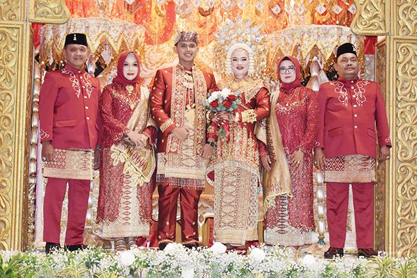 Pasangan pengantin Yelvi Irviony, SE dengan Refky Dwi Saputra, SH bersama kedua orang tua