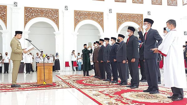 mutasi dan rotasi— Wali Kota melakukan mutasi dan rotasi belasan pejabat pimpinan tinggi pratama dan pejabat administrator di lingkungan Pemko Bukittinggi.