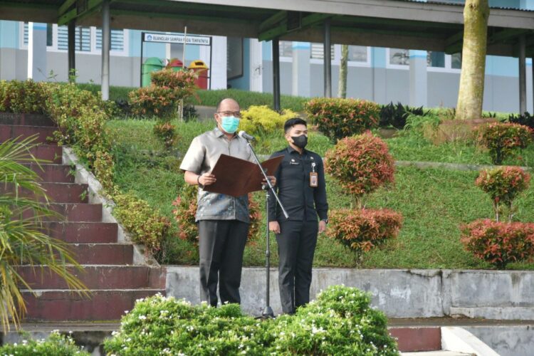 Ketua DPRD Sumbar Supardi menjadi pembina upacara bendera pada Sekolah Menengah Kejuruan Negeri (SMKN) Pembangunan Pertanian (PP) Padang Mangatas, Kabupaten Limapuluh Kota, Senin (3/1).