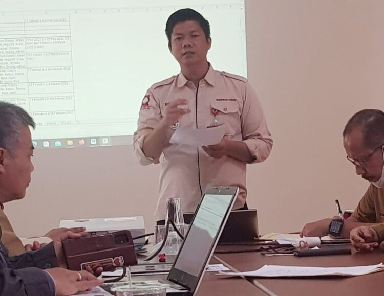 PIMPIN—Inspektur Hendra Aswara saat pimpin rapat bersama jajarannya.