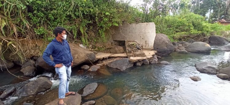 MENYUSUT—Seorang warga menyaksikan air sungai yang menyusut, akibatnya aliran air ke areal persawahan pun tersendat.