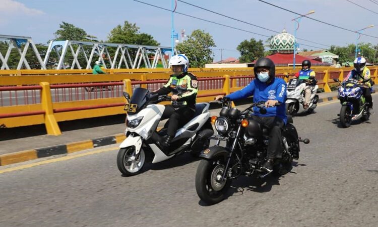 TOURING VAKSINASI—Wako Hendri Septa bersama Kapolresta Padang Padang Kombes Pol Imran Amir melakukan touring peninjauan sejumlah gerai vaksinasi Covid-19 yang berada di sejumlah lokasi di Kota Padang, 
Sabtu pagi (8/1).