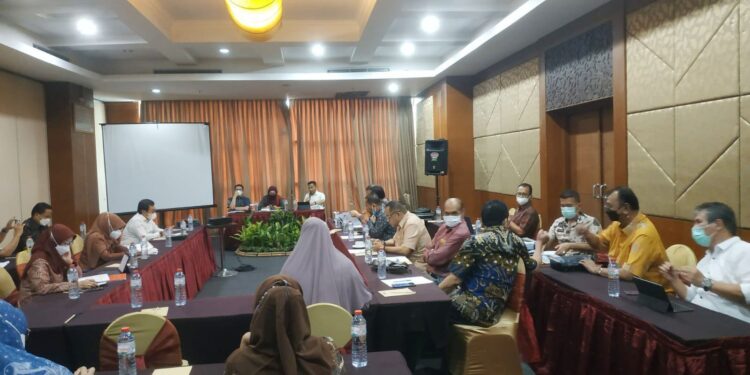 Mendengarkan pemaparan dari Hidayat selaku Ketua Pembahasan