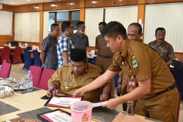OPD Evaluasi Program, Menuju Padangpariaman Berjaya 1 TANDA TANGAN—Bupati Padangpariaman Suhatri Bur dengan salah seorang inspektorat tanda tangani piagam penghargaan.