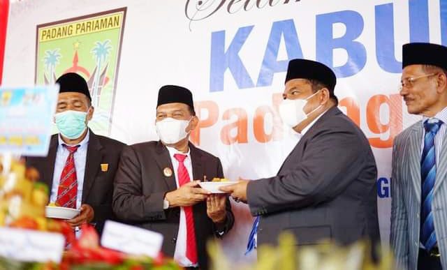 HUT ke -189 Tahun 2022 Padangpariaman Berjaya, Pembangunan Tacelak, RPJMD 2021 - 2026 Selesai 1 Bupati Padangpariaman Suhatri Bur serahkan kue HUT kepada Wakil Bupati Rahmang.