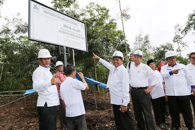 Melirik Kenagarian Kepala Hilalang 2x11 Kayutanam, Objek Wisata Menjanjikan, UNP Segera Bangun Kampus 1 TINJAU—Rektor UNP bersama bupati tinjau lokasi tanah pembangunan kampus UNP di Tarok.