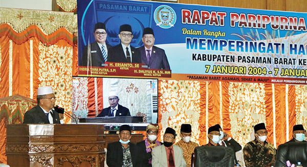 Bupati Pasbar H Hamsuardi saat menyampaikan pidato di acara rapat paripurna HUT Pasbar yang ke-18, Jumat (7/1).
