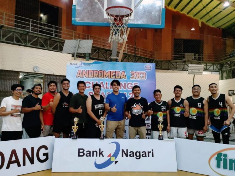 Kejuaraan Andromeda Challenge 3x3, Wadah Menjaring Bibit Atlet Berbakat 1 ANDROMEDA CHALLENGEā Sekum Pengkot Perbasi Padang Akhiro Murio, Manager Even Jerry Oktavian berfoto bersama dengan para juara Andromeda Challenge 3 x 3 Season 2.