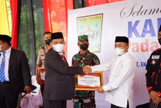 SERAHKAN PIAGAM— Wabup Rahmang serahkan piagam kepada pengusaha rumah makan H Mahyuddin.