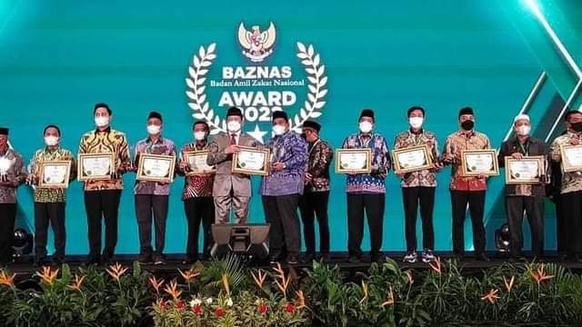 Suhatri Bur Harapkan Masyarakat Zakatkan Hartanya melalui Baznas 1 TERIMA PENGHARGAAN—Bupati Padangpariaman Suhatri Bur saat menerima penghargaan Baznas Award dari Baznas RI.