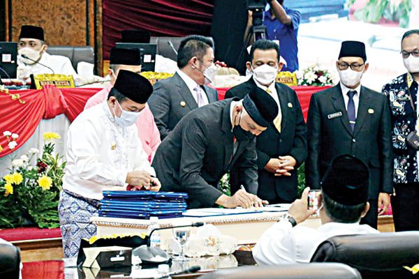 Gubernur Mahyeldi Jalin Sinergitas dengan Provinsi Tetangga, Pemprov Sumbar dan Jambi Sepakati Kerja Sama 6 Bidang 1 PENANDATANGANANAN— Gubernur Sumbar, Mahyeldi Ansharullah bersama Gubernur Jambi Al Haris menandatangani nota kesepahaman (MoU) saat Rapat Paripurna HUT ke-65 Provinsi Jambi, di Gedung DPRD Provinsi Jambi, Kamis (6/1).