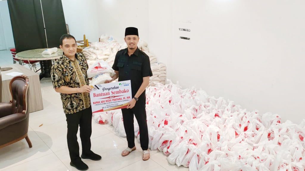 Ade Rezki Pratama Bagi Ribuan Sembako Untuk Masyarakat Sumbar