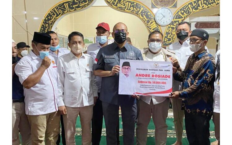 BANTUAN MASJID — Andre Rosiade menyerahkan bantuan untuk pembangunan Masjid Ummi Makhtum, Jorong Guguk Tinggi, Nagari Padang Sibusuk, Kecamatan Kupitan, Kabupaten Sijunjung.