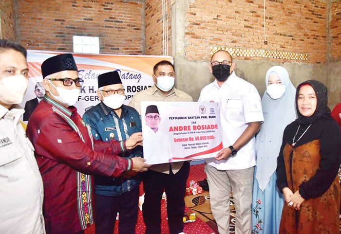 SERAHKAN BANTUAN— Anggota DPR RI Andre Rosiade menyerahkan bantuan untuk Yayasan Khairu Ummah Sawahlunto disaksikan Wakil Wali Kota Sawahlunto Zohirin Sayuti. 