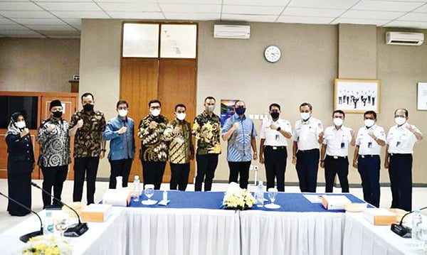 FOTO BERSMA— Anggota DPR RI Andre Rosiade bersama kepala daerah dan direksi PT KAI.