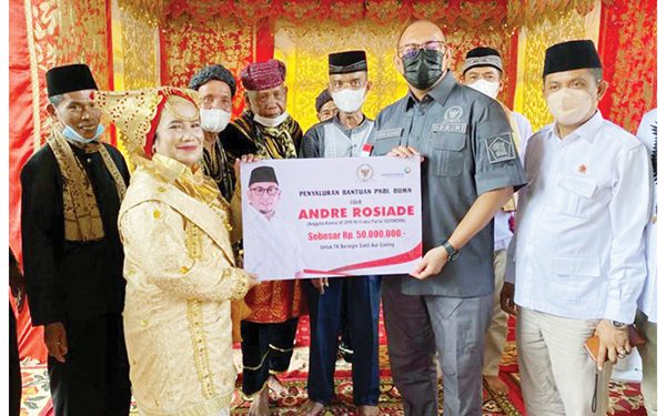 SERAHKAN BANTUAN— Anggota DPR RI Andre Rosiade menyerahkan bantuan untuk masyarakat Limo Koto, Sijunjung.