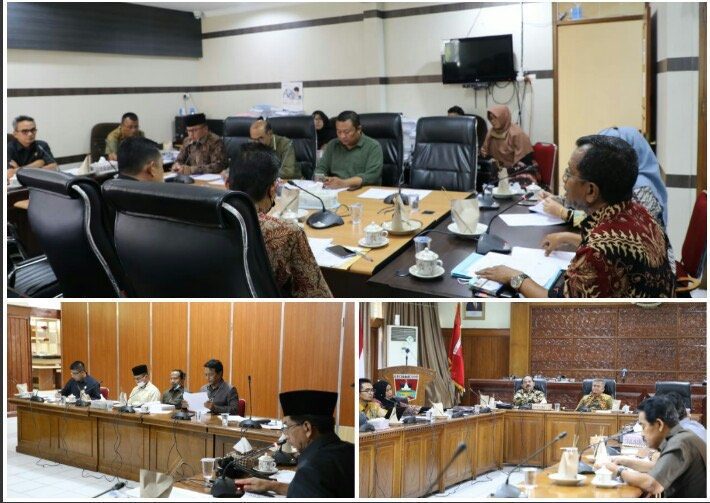 Anggota DPRD Bukittinggi Raker Bersama SKPD secara Marathon 1 RAPAT KERJA— Anggota DPRD Bukittinggi menggelar rapat kerja bersama SKPD terkait secara maraton.