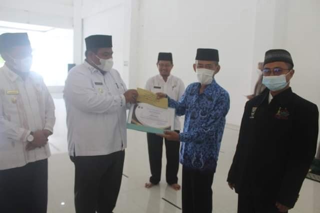Anggota Korpri Raih Prestasi Nasional 1 BERIKAN HADIAH— Bupati Padangpriaman Suhatri Bur berikan hadiah kepada anggota Korpri.