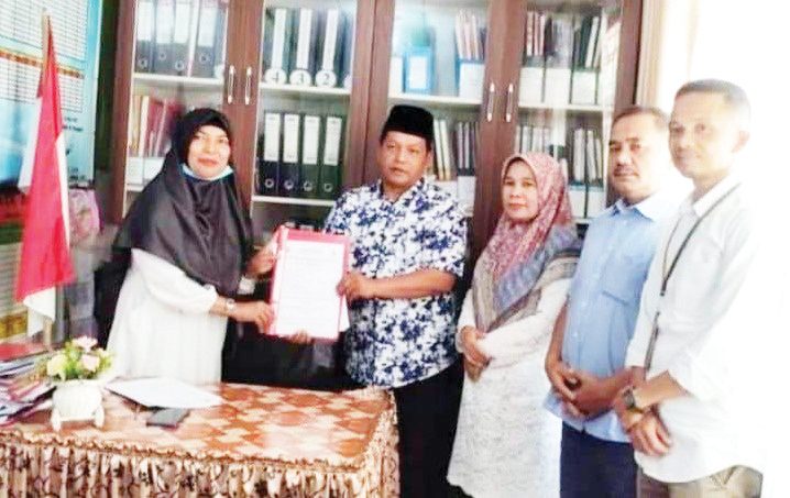 PERKENALKAN— Aparatur Nagari Pasia Laweh, Kecamatan Palupuh memperkenalkan keunggulan dan potensi muatan lokal kepada  generasi sejak dini.