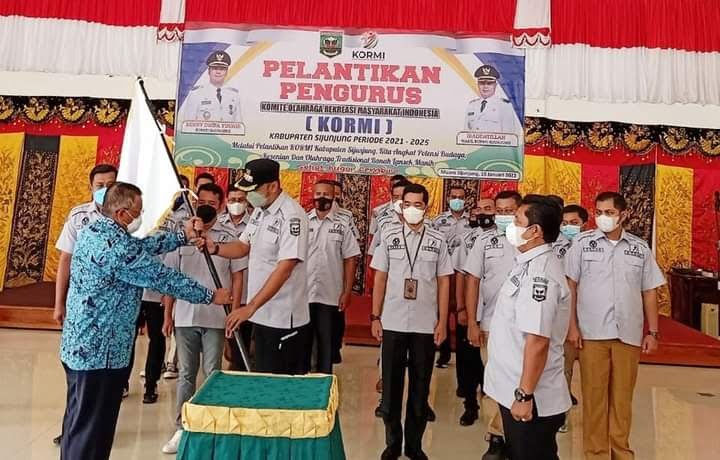 Aristo Munandar Kukuhkan Pengurus KORMI Sijunjung, Olahraga Rekreasi untuk Promosikan Pariwisata 1 LANTIK— Ketua KORMI Provinsi Sumbar, Aristo Munandar melantik pengurus Komite Olahraga Rekreasi Masyarakat Indonesia (KORMI) Kabupaten Sijunjung 2021-2025.
