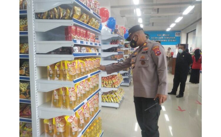 CEK HARGA— Kapolsek Koto Tangah saat mencek harga jual minyak goreng di salah satu swalayan.