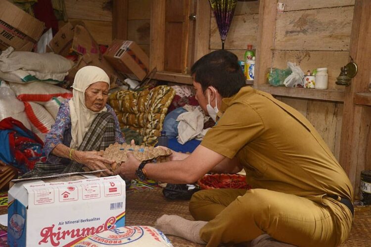 SALURKAN SEMBAKO— Baznas  Kota Sawahlunto dalam memeriahkan ulang tahun, melalui Wali Kota Sawahlunto Deri Asta menyalurkan bantuan sembako terhadap warga kota yang sudah lansia.