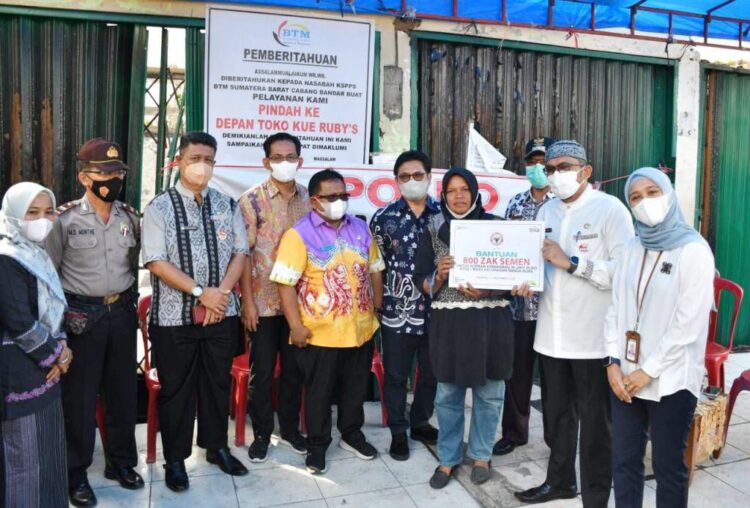 SERAHKAN BANTUAN— Wali Kota Padang Hendri Septa bersama Kepala Unit Humas & Kesekretarian PT Semen Padang Nur Anita Rahmawati, menyerahkan bantuan 800 zak kepada korban kebakaran 16 petak toko depan Pasar Pasar Bandar Buat, Lubuk Kilangan. Bantuan itu diserahkan secara simbolis oleh Wako kepada Ketua Posko Kebakaran Banda Buek, Mairawati, Jumat (31/12).