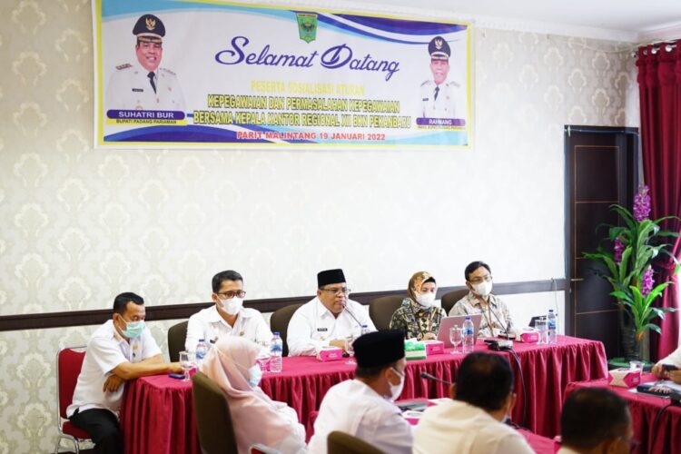 BKN Sosialisasikan Aturan Kepegawaian di Padangpariaman 1 SAMBUTAN—Bupati Padangpariaman Suhatri Bur memberikan sambutan saat acara, kemarin.
