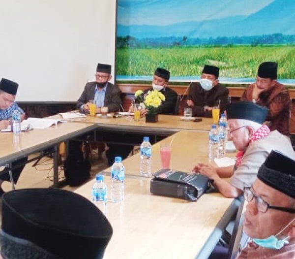 Bahas Ranperda LKN dan LAN, Bupati Agam Temui Niniak Mamak 1 PERTEMUAN— Bupati Agam diwakili Asisten III Setdakap Agam, Junaidi Dt Gampo Alam Nan Hitam, menghadiri pertemuan dengan Kerapatan Niniak Mamak Luak Agam.