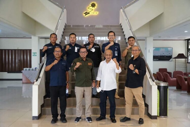 Bangga Buatan Indonesia, Bupati Tanah Datar Kunjungi PT Pindad 1 FOTO BERSAMA—Bupati Tanahdatar Eka Putra foto bersama ring 1 dan Direktur Keuangan PT Pindad.