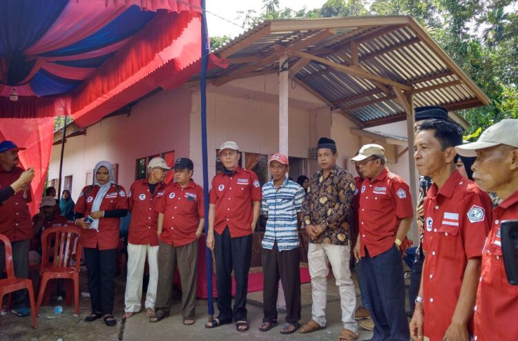 NAIK RUMAH—Ferizal Ridwan dan penggiat Pak'Sa (Palanta Aksi Sosial) bersama keluarga Nazaruddin saat syukuran menaiki rumah baru yang dibangunkan Pak'Sa.