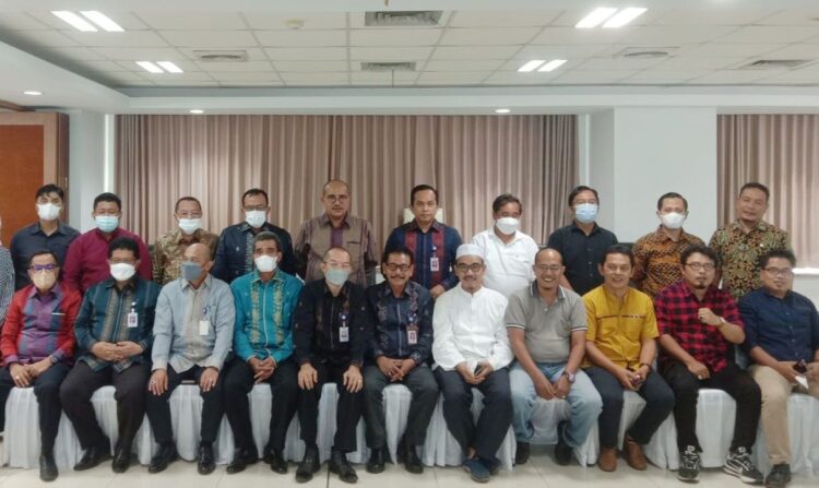 USAI JUMPA PERS— Dirut Bank Nagari M Irsyad bersama dewan Komisaris dan Direksi berfoto bersama pemimpin media cetak, online dan elektronik usai jumpa pers kinerja Bank Nagari 2021, Jumat (21/1) di Kantor Pusat Bank Nagari Jalan Pemuda, Padang.