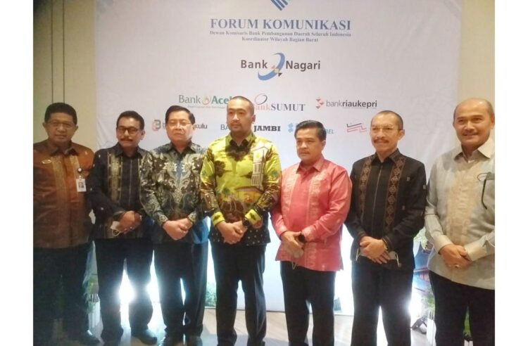 RAKER— Dirut Bank Nagari M Irsyad dan Wakil Gubernur Sumbar Audy Joinaldy bersama peserta Raker  FKDK BPDSI wilayah barat Sumatera tahun 2022, Rabu (12/1) malam.