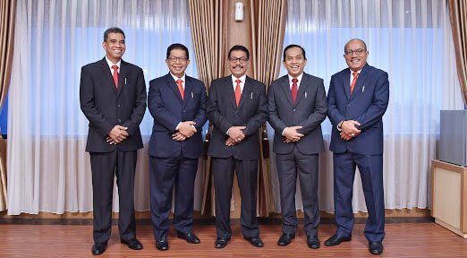 JAJARAN DIREKSI— Direksi Bank Nagari (ki-ka) Direktur Operasional Syafrizal, Direktur Kepatuhan Restu Wirawan, Direktur Utama M Irsyad, Direktur Kredit Syariah Gusti Candra dan 
Direktur Keuangan Sania Putra.