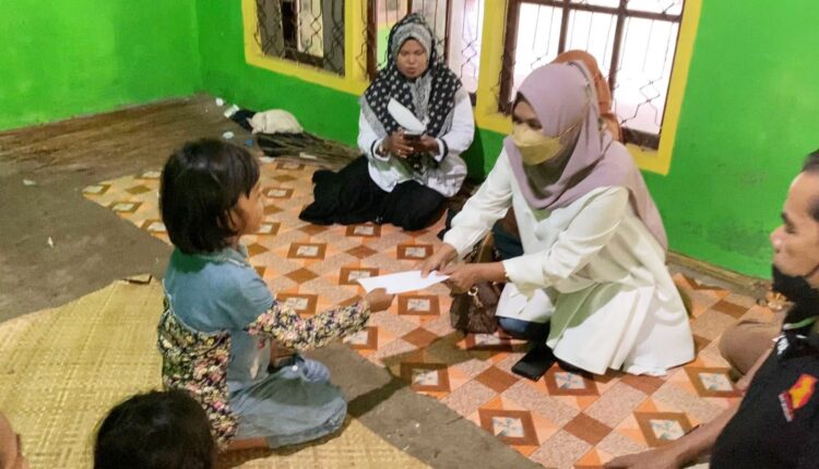 SERAHKAN BANTUAN— Pengurus DPD Gerindra Sumbar menyerahkan bantuan untuk Sara Amelia yang sempat putus sekolah di Ranah Pesisir,  Pessel.