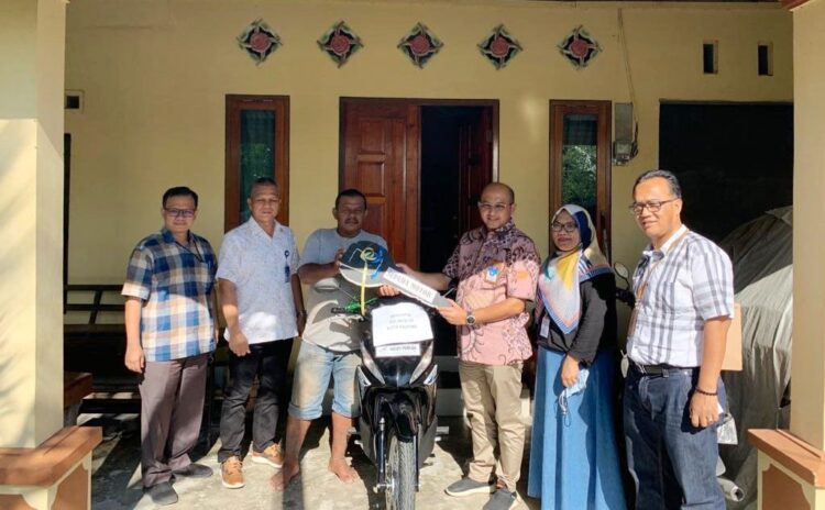 Direktur Utama Perumda Air Minum Kota Padang, Hendra Pebrizal, didampingi Dirum, Afrizal Kuning dan Dirtek Andri Satria, mengantarkan langsung hadiah kedua berupa 1 unit sepeda motor kepada pelanggan setia Perumdam Kota Padang langsung dikediamannya, Lubuk Buaya.
