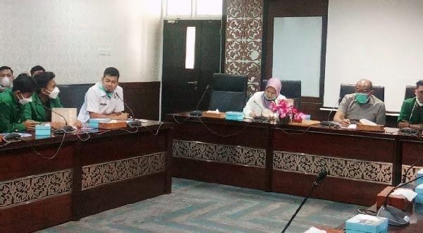 Ketua DPRD Sumbar Supardi menerima kunjungan dan berdiskusi dengan DPM KM Fateta Unand soal proses legislasi di DPRD Sumbar.