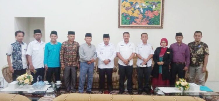 FOTO BERSAMA— Bupati Agam Andri Warman berfoto bersama usai bertemu perangkat Nagari Koto Rantangdan membahas status Kantor Wali Nagari Koto Rantang.