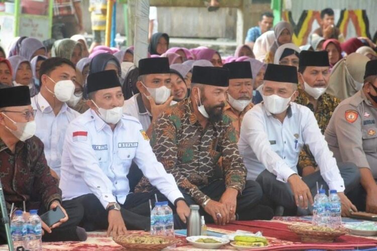 Santuni Anak Yatim dan Keluarga Miskin, Eka Putra Buka Khitanan Masal di Taluk 1 Bupati Tanah Datar Eka Putra saat membuka khitanan masal bagi anak yatim dan keluarga kurang mampu, menjelang awal tahun 2022, di komplek kantor Wali Nagari Taluk Kecamatan Lintau Buo.