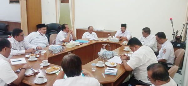 Tingkatkan Kapasitas SDM ASN dan Perangkat Nagari, Diberi Peluang Lanjutkan Pendidikan ke UI 1 TINGKATKAN SDM— Bupati Agam Andri Warman menggelar rapat peningkatan kapasitas pendidikan SDM di Mess Pemkab Agam, Belakang Balok, Bukittinggi.