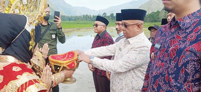HADIRI— Bupati Agam melalui Sekdakab Edi Busti hadiri Batagak Kudo-Kudo MDTA Nurul Huda Batu Putiah Kecamatan Kamang Magek.