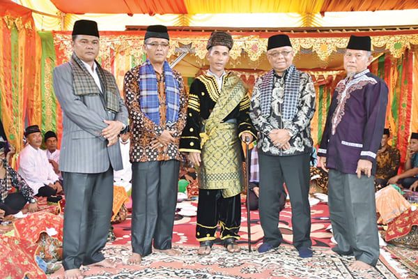 batagak panghulu—  Sekdakab Agam, Drs. Edi Busti, M.Si berfoto bersama saat menghadiri hadiri batagak panghulu suku Tanjuang Dt Marajo, di Jorong Gantiang Kampuang Baru, Nagari Sitanang, Kecamatan Ampek Nagari, Sabtu (1/1).