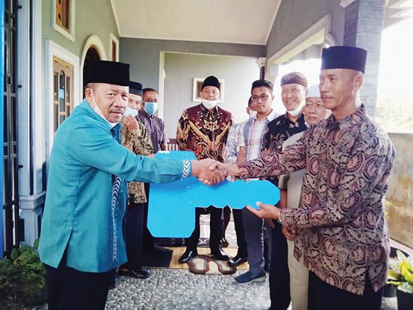 bantuan ambulance— Bupati Agam Dr. H. Andri Warman menyerahkan secara simbolisi bantuan ambulance untuk Paperja di Jorong Aro Kandikir Nagari Gadut, Kecamatan Tilatang Kamang, Sabtu (1/1). Ikut hadir Kabag Kesra Surya Wendri, Camat Tilatang Kamang Ridwan, dan Ketua Paperja Agam Wilayah Barat, Mayor (purn.) Imam Syafi'i.