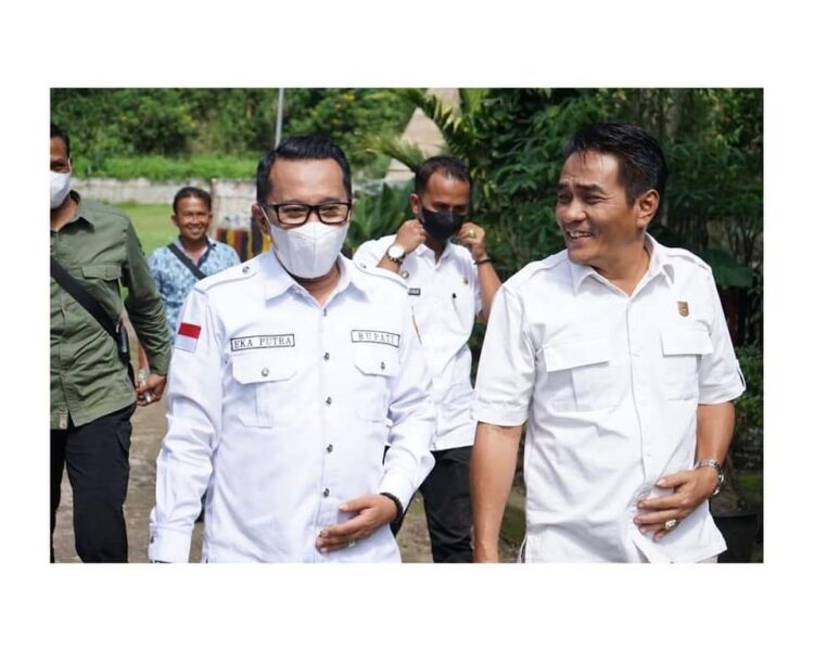 Bupati Tanah Datar Eka Putra menggelar silaturahmi dengan tokoh masyarakat Nagari Supayang di Rumah Gadang Supayang kecamatan Salimpaung, bar baru ini.