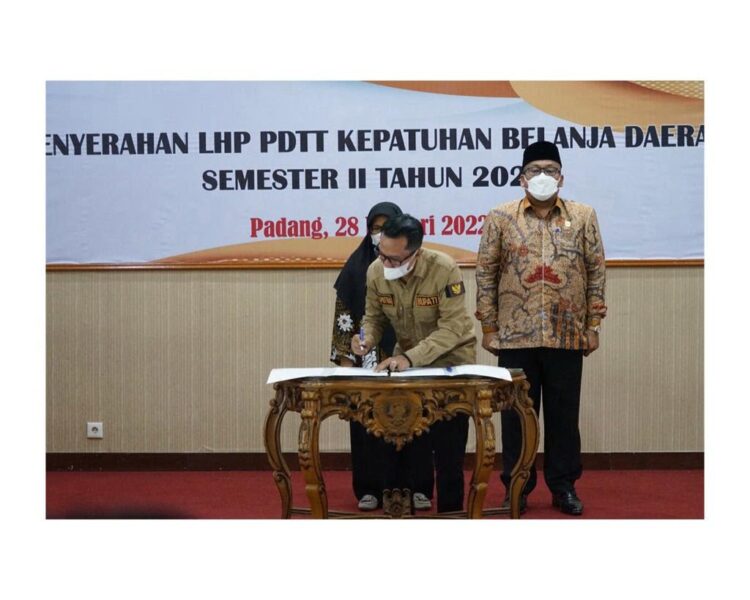 TANDATANGAN—Bupati Eka Putra tandatangani berita acara penyerahan LHP PDTT.