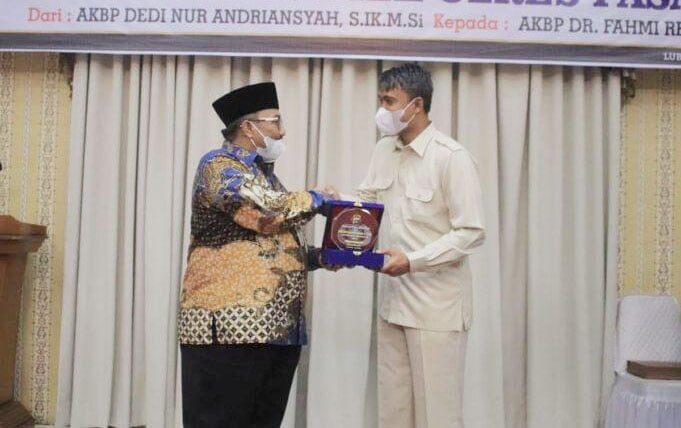 Dihadiri Bupati dan Wakil Bupati Pasaman, Pemkab Gelar Pisah Sambut Kapolres Pasaman 1 SERAHKAN PENGHARGAAN— Bupati Pasaman Benny Utama saat menyerahkan penghargaan dari Pemkab Pasaman kepada AKBP Dedi Nur Andriansyah yang selama ini yang telah menjalani kerjasama dengan baik.