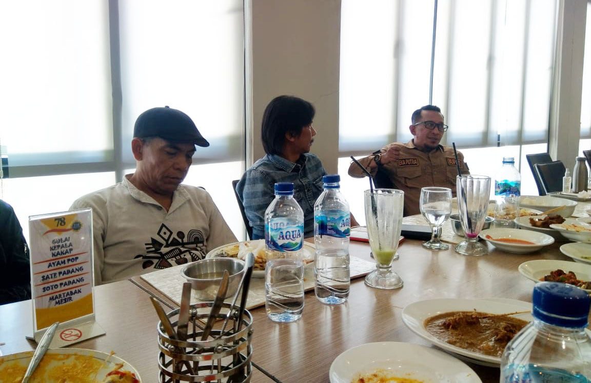 Bupati Tanah Datar Eka Putra saat silahturahmi dengan awak media Rabu 5 1 di Padang